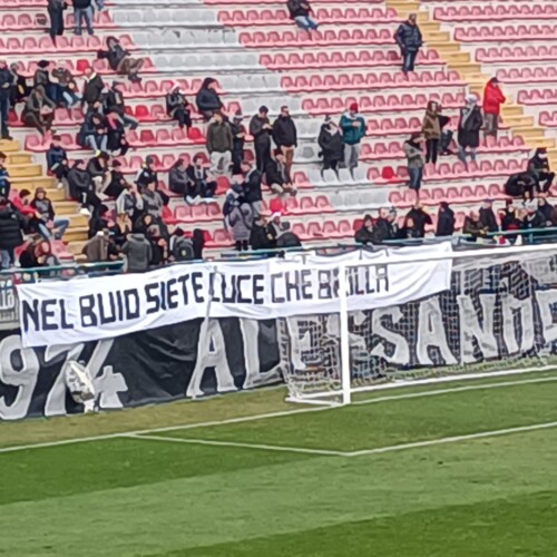 Tragedia Cantalupo, al Moccagatta lo striscione per i 4 ragazzi scomparsi: “Nel buio siete luce che brilla”