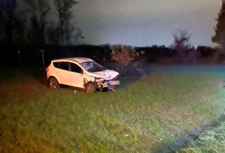 Auto finisce fuori strada lungo la Stortigliona. Un ferito