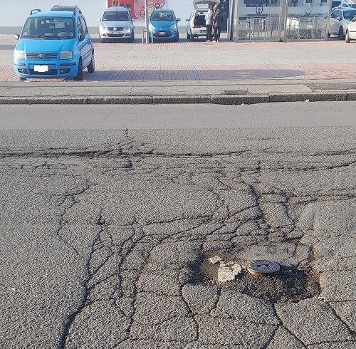 Corso Acqui è “costellato di buche”. Cittadino sollecita intervento per sistemare strada e marciapiedi