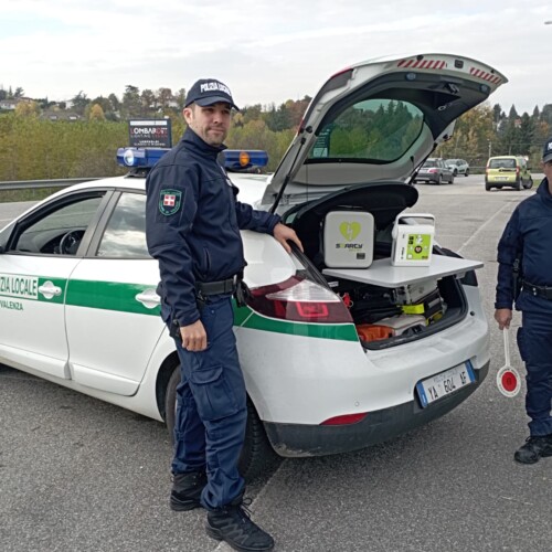 Sui mezzi della Polizia locale di Valenza ora disponibile un defibrillatore