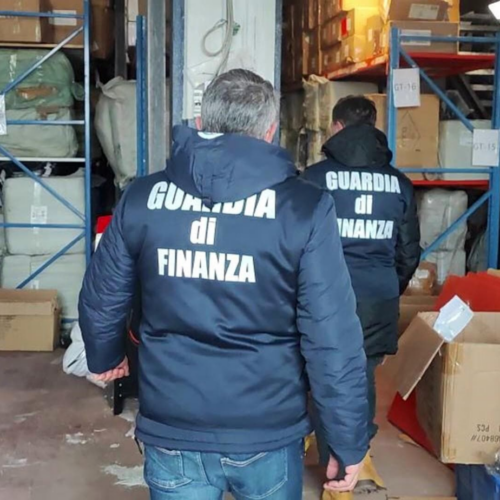 Cinture contraffatte spacciate per “vera pelle”. Sequestrati mille pezzi tra Milano e Pescara