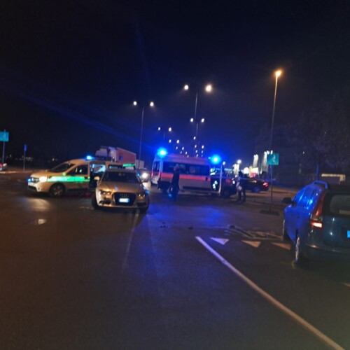 Incidente ad Alessandria tra tre auto: una persona ferita ma non è in gravi condizioni