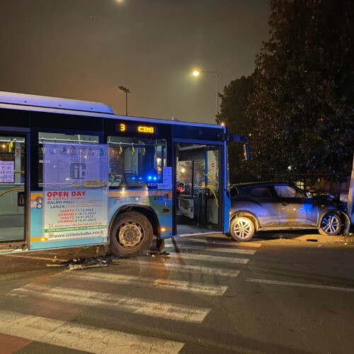 Incidente tra un bus e un’auto in viale Michel ad Alessandria: nessun ferito