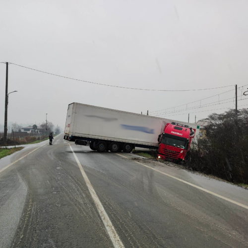 Traffico difficile per la neve in provincia: tir fuori strada tra Cassine e Gamalero. Trenitalia proroga fase emergenza gelo