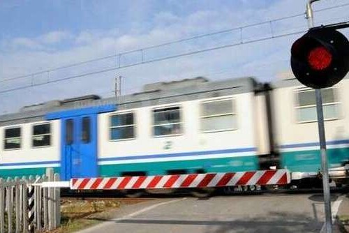 Furgone resta bloccato tra le sbarre del passaggio a livello tra Ovada e Rossiglione