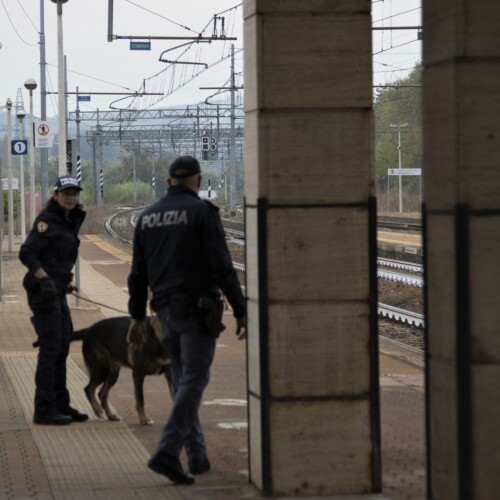 Controlli della Polizia nelle stazioni di Arquata e Serravalle. Grazie al “fiuto” di Orso Grigio trovati circa 70 grammi di marijuana