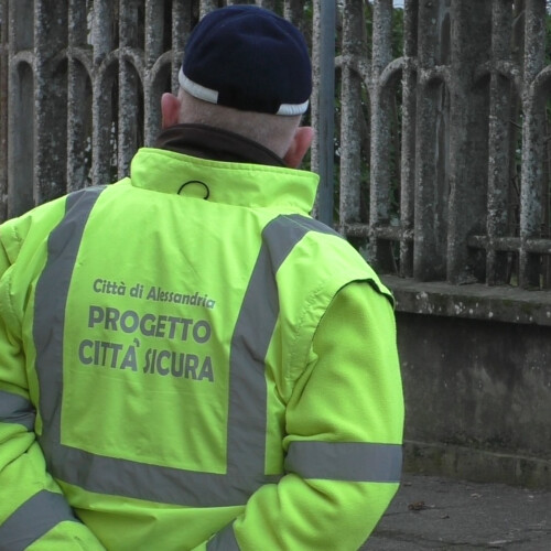 Troppo traffico davanti alle scuole, Serra: “Stalli per bici sulle strisce e sperimentare lo stop alle auto nella via”