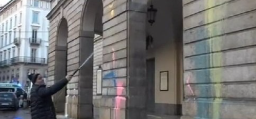 Teatro alla Scala imbrattato con vernice. Bloccati 5 attivisti ‘Ultima Generazione’