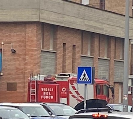 Incendio di un’auto in piazza Massimo d’Azeglio ad Alessandria. Sul posto i Vigili del Fuoco