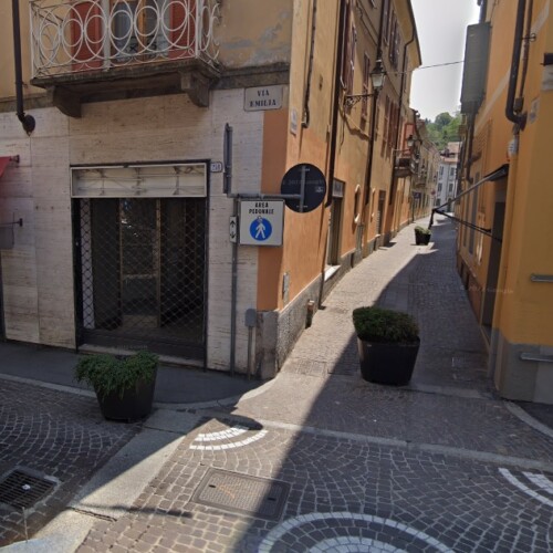 Niente bici e monopattini nelle aree pedonali nel cuore di Tortona