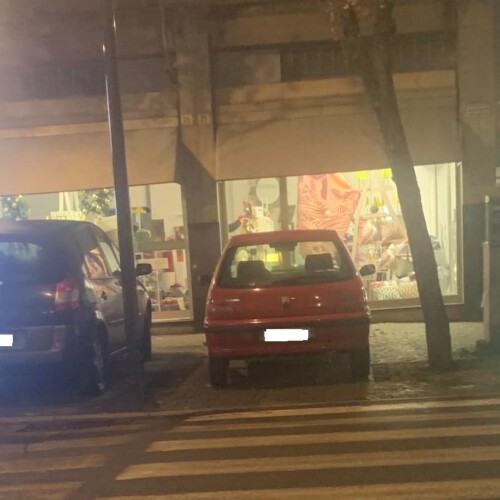 “Un gesto di inciviltà”: a Valenza la segnalazione di un doppio parcheggio selvaggio in viale Dante
