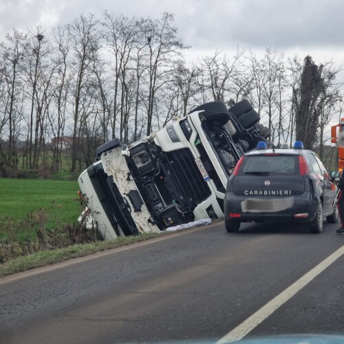Camion fuoristrada tra Cantalupo e Oviglio: illeso l’autista