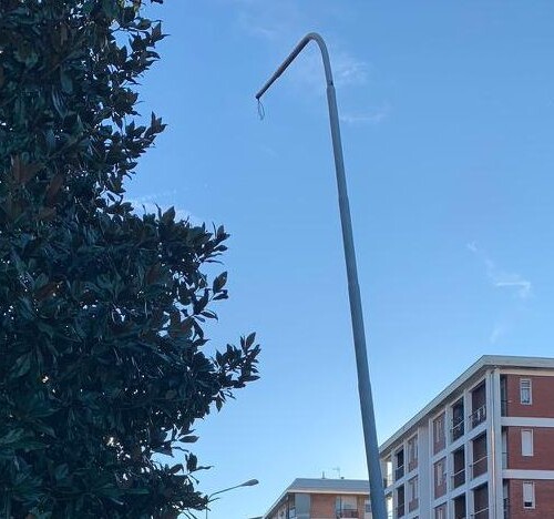 Incidente danneggiò lampione: i cittadini chiedono di rimettere in sicurezza l’incrocio