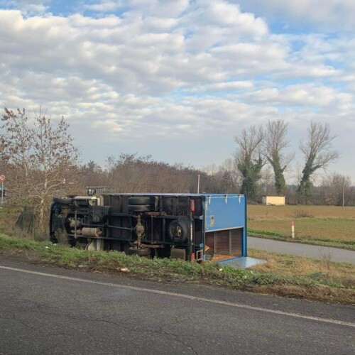 Mezzo pesante ribaltato: disagi al traffico a San Michele