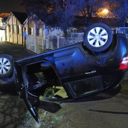 Incidente sul cavalcavia di Alessandria: auto finisce fuori strada e si ribalta