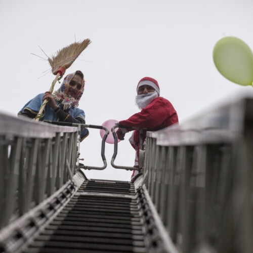 Acrobazie, sorrisi e dolci: Babbo Natale e la Befana dei Vigili del Fuoco incantano sempre