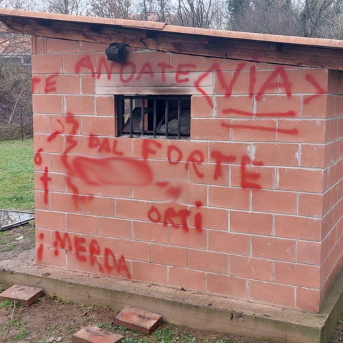 Vandali al Forte Acqui, ora anche scritte minacciose: “Andate via”
