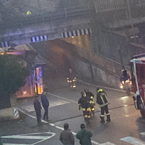 Camion si ribalta nel sottopasso di corso Alessandria a Tortona