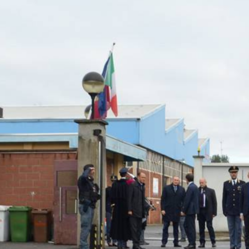 Folla di richiedenti asilo dispersa coi lacrimogeni davanti alla Caserma Annarumma di Milano