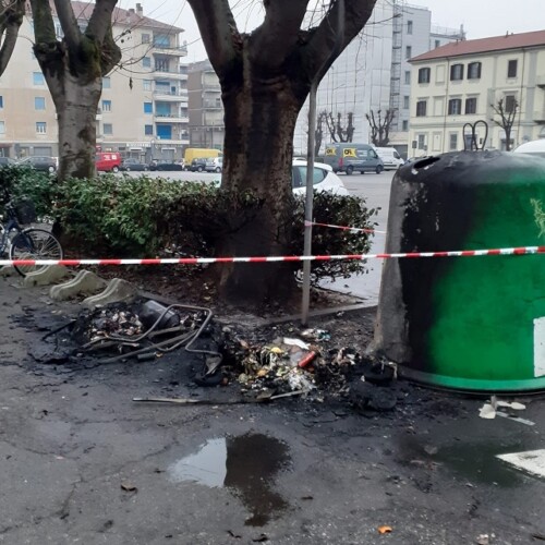 Incendiati, nella notte, contenitori di rifiuti in piazza Gramsci a Valenza
