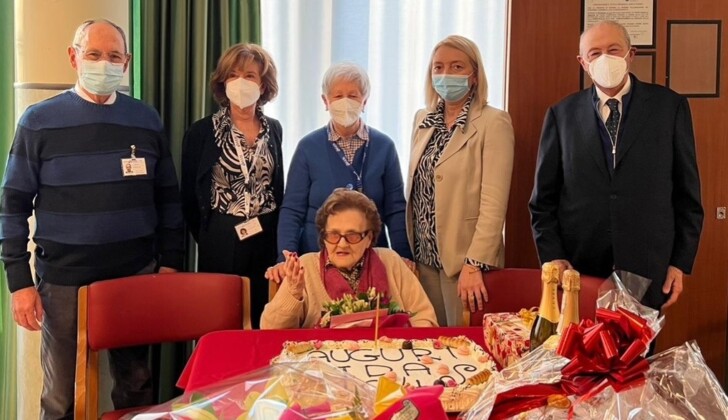 Alla rsa Valenza Anziani un pomeriggio speciale per la signora Ida, arrivata al traguardo dei 104 anni