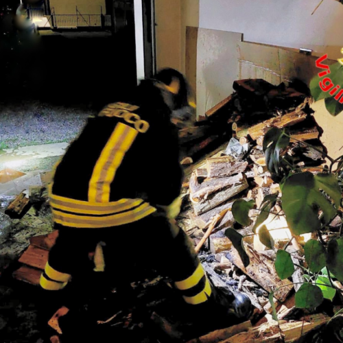 Garage in fiamme a San Colombano, nessun ferito