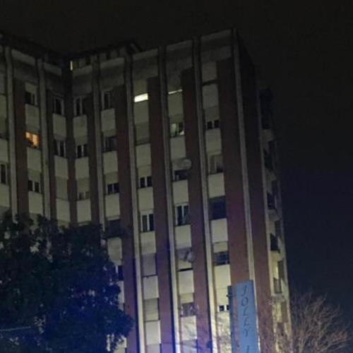 Milano: incendio in stabile abbandonato, evacuate decine di persone