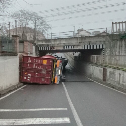 Liberato il sottopasso di Tortona occupato da un mezzo pesante ribaltato