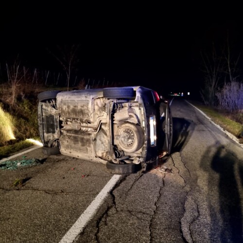 Auto ribaltata tra Casale e Rosignano: illeso il conducente