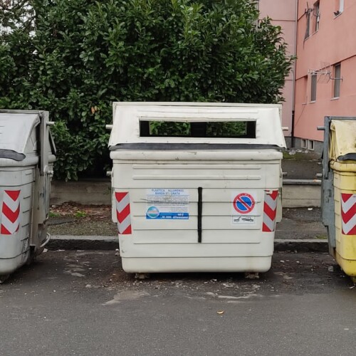 Sostituito da Amag Ambiente il cassonetto rotto in via Gandolfi dopo la segnalazione di un cittadino