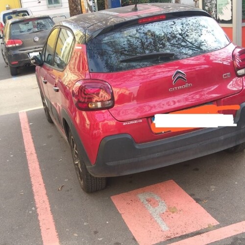 Parcheggi rosa per future mamme, l’amarezza di una cittadina: “Chi controlla? Tanti non hanno il permesso”