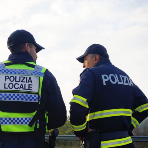 Lo fermano per un controllo e in auto trovano droga e coltelli. Arrestato un uomo a Bergamo
