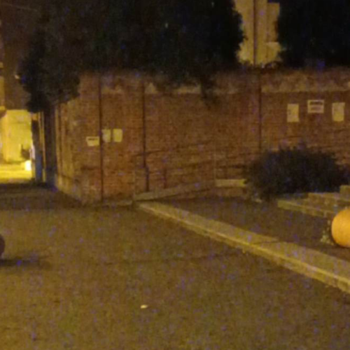 Vasi rovesciati in corso IV Novembre davanti alla chiesa