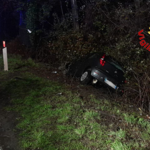 Auto esce di strada e finisce in un canale. Riaperta la SS9 a Lodi