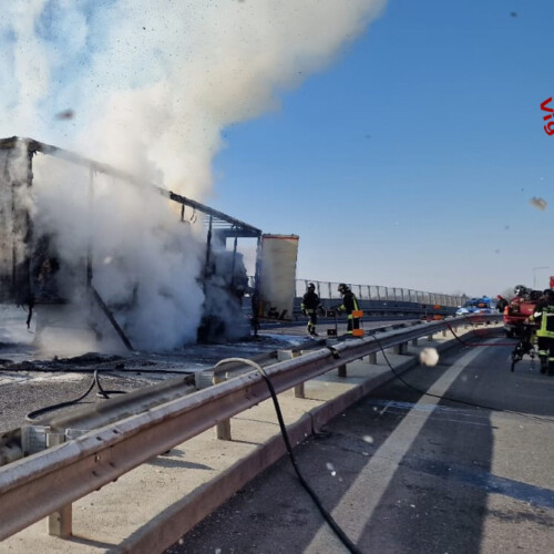Incendio tir sull’A21: riaperto il tratto all’altezza dello svincolo con la A7