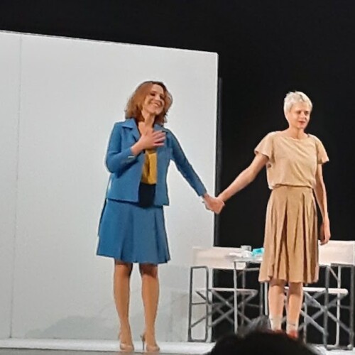 Tra le pagine del tempo. Recensione di “Da lontano” al Teatro Alessandrino