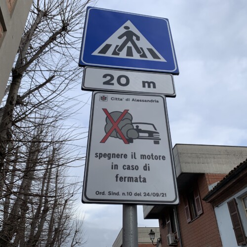 ”Spegnete il motore a veicolo fermo”, nuovi cartelli vicino alle scuole ad Alessandria