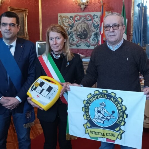 Un defibrillatore donato a Casal Cermelli dal gruppo Facebook “Popolo vespista”