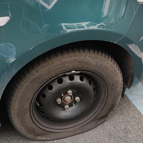 Gomme tagliate e specchietti rotti in piazza Madre Teresa Calcutta: la protesta
