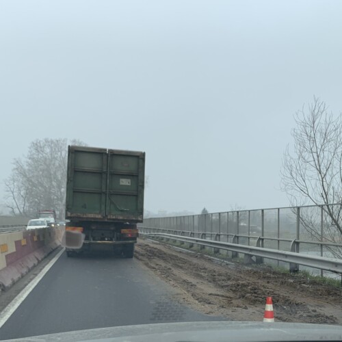 Rimorchio perde letame sul ponte Bormida ad Alessandria: traffico fortemente rallentato