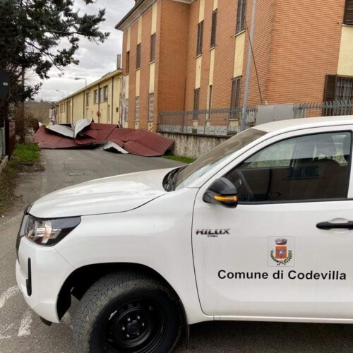 Codevilla, il forte vento danneggia un capannone. Chiusa al traffico Via Torrazza Costa