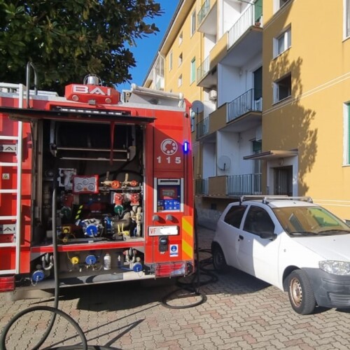 A fuoco balcone di un appartamento a Casale. Vigili del Fuoco spengono le fiamme