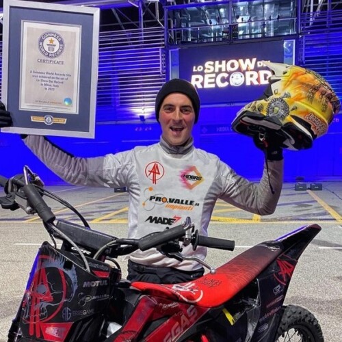 Un pilota vignolese nel libro dei Guinness World Records: su Canale 5 le acrobazie dei Riot Riders