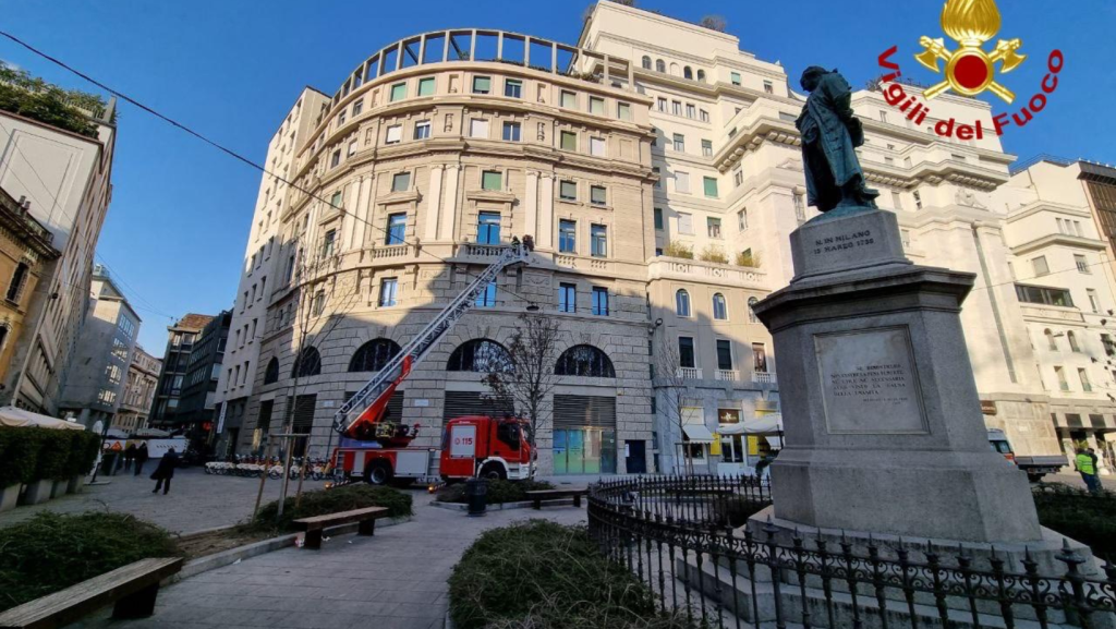 Cade Dalla Scala Mentre Cambia Le Lampadine, Ferito Un Operaio A Milano