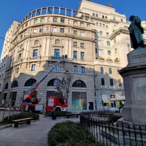 Cade dalla scala mentre cambia le lampadine, ferito un operaio a Milano