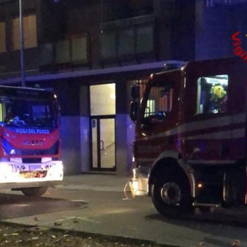 Milano, a fuoco una palazzina in Viale Teodorico