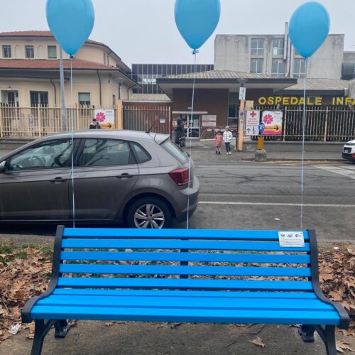 Una panchina blu davanti all’Ospedaletto per sensibilizzare sul Diabete Mellito di tipo 1 in età pediatrica