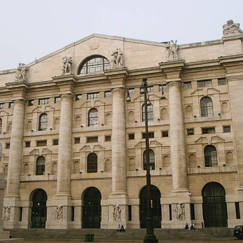 Una protesta artistica in Piazza Affari a Milano contro i costi dell’energia