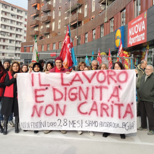 Lavoratori ex Simply Auchan protestano a Milano: in cassa integrazione da 28 mesi senza prospettive