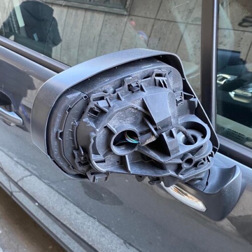 Raid contro gli specchietti delle auto in via Cardinal Massaia ad Alessandria  